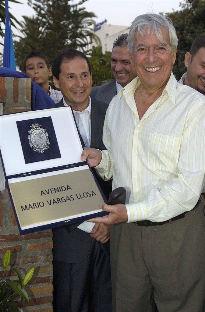 Los 10 títulos esenciales de Vargas Llosa. (ARCHIVO) Mario Vargas Llosa inaugura monolito en Puerto Banús, a 04 de agosto de 2005, en Marbella (España). Europa Press.