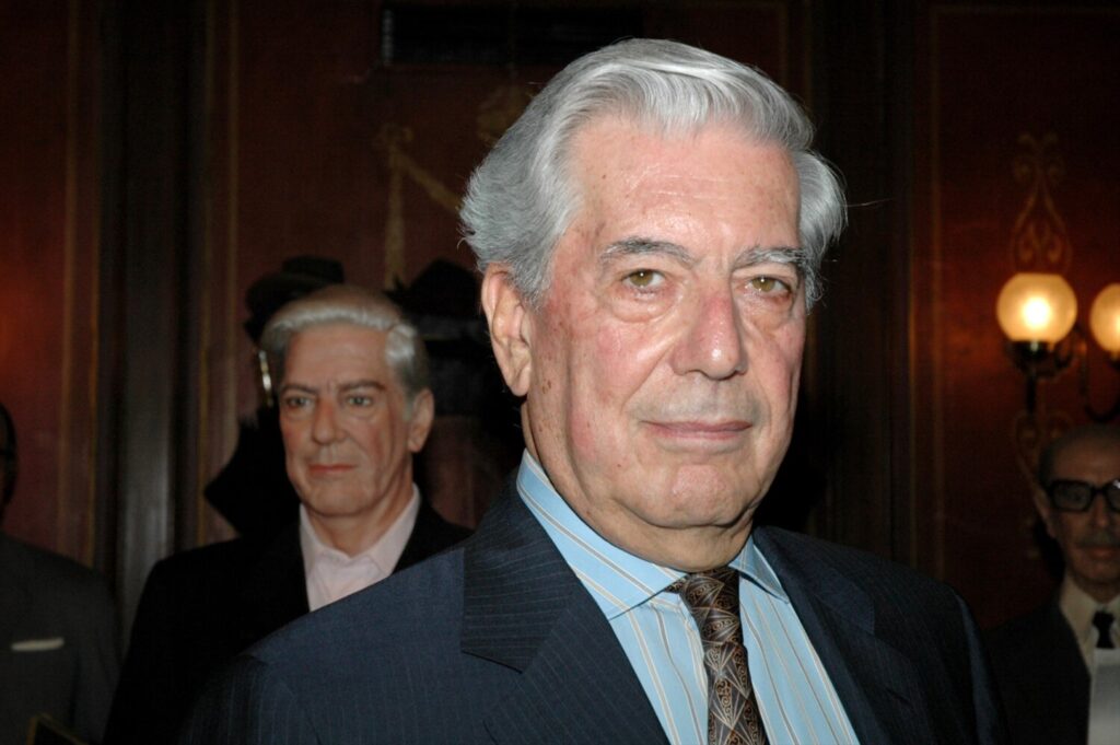 Los 10 títulos esenciales de Vargas Llosa. (ARCHIVO) Mario Vargas Llosa junto a su figura de cera en el Museo de Cera de Madrid, a 4 de julio de 2006, en Madrid (España). Europa Press.
