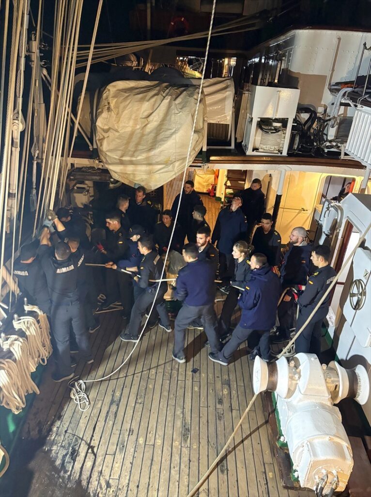 Las maniobras en el Elcano se realizan de día y de noche / Casa Real