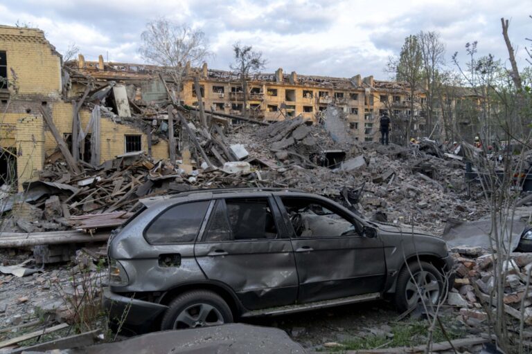 Nueve personas fallecidas y setenta heridas en Kiev tras el ataque masivo de Rusia