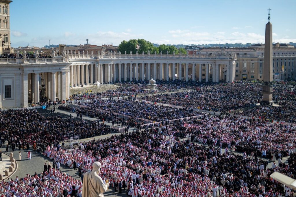 Miles de personas acuden al funeral del papa, en la plaza de San Pedro, en Ciudad del Vaticano.