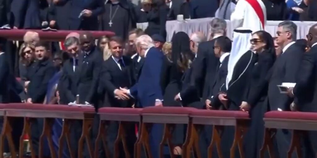 Saludo entre el presidente de EEUU, Donald Trump, y el presidente de Francia, Emmanuel Macron, durante la misa funeral por el papa Francisco / Europa Press
