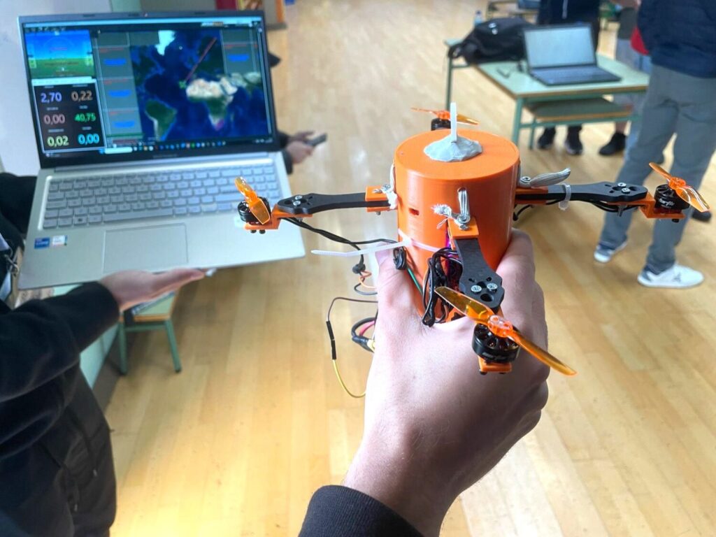 Un centenar de estudiantes participan en la 5º edición de CanSat. Imagen de uno de los dispositivos CanSat/ Consejería de Educación.