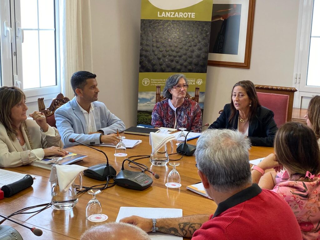 Lanzarote pone en marcha las zonas de sombra en sus centros educativos. Iván G. Carro se reúne, junto con Ascención Toledo, con equipos directivos de centros educativos de Lanzarote y La Graciosa/ GOBIERNO DE CANARIAS.
