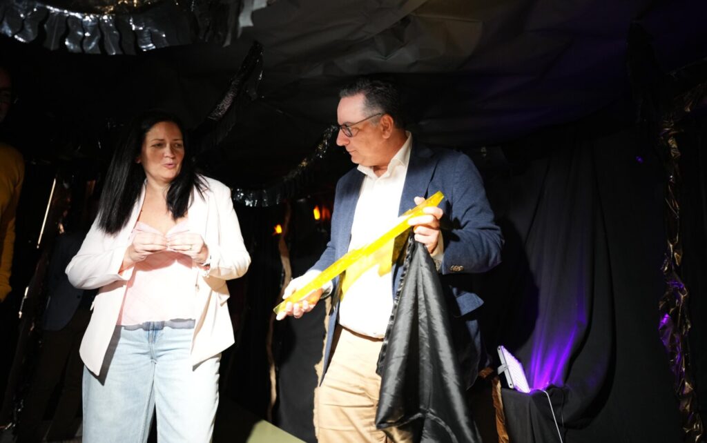 Poli Suárez apela al refuerzo de la labor docente en Canarias. Poli Suárez en la visita al escape room del CEIP José Pérez y Pérez/ Consejería de Educación del Gobierno de Canarias.