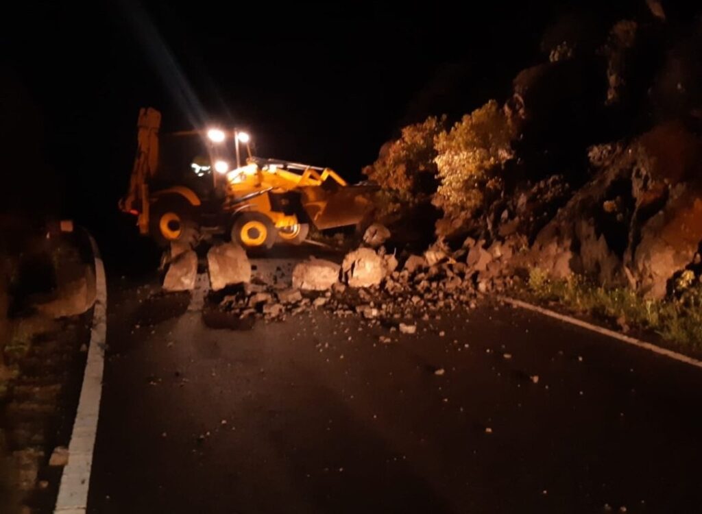 Desprendimientos en la carretera GC 608, a la altura de la Culata de Tejeda, en Gran Canaria/ Cabildo de Gran Canaria.