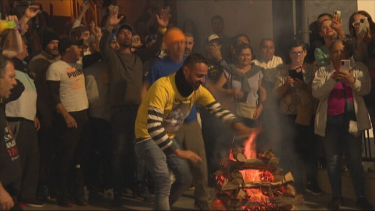 Un pueblo en La Gomera celebra a su patrón saltando las hogueras