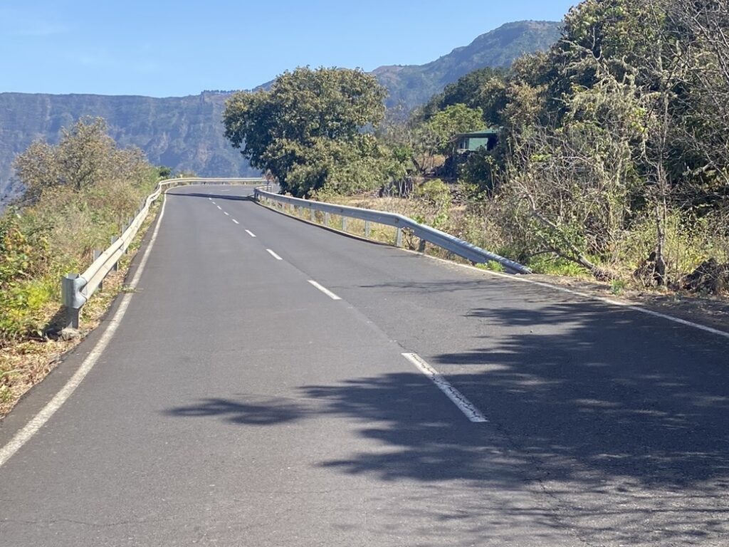 El Hierro adjudica las obras de sustitución de barreras de contención en sus carreteras. Carretera en El Hierro/ Cabildo de El Hierro.
