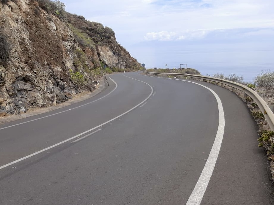 El Hierro adjudica las obras de sustitución de barreras de contención en sus carreteras. Carretera en El Hierro/ Cabildo de El Hierro.