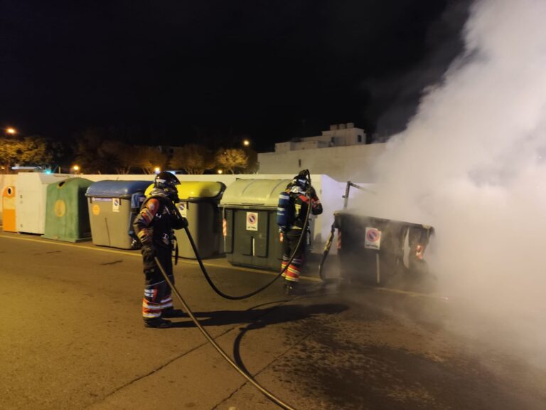 Un incendio de un contenedor en Arrecife moviliza a los bomberos