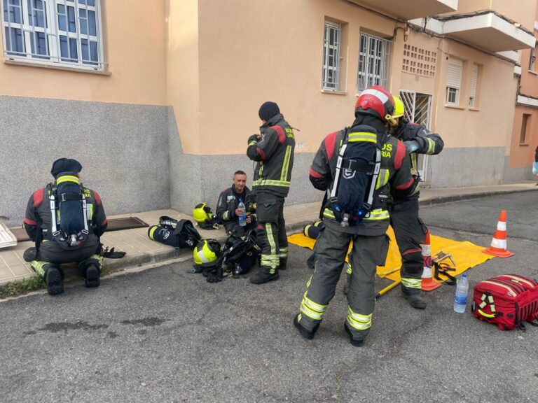 Incendio en una vivienda y una peluquería en Ingenio