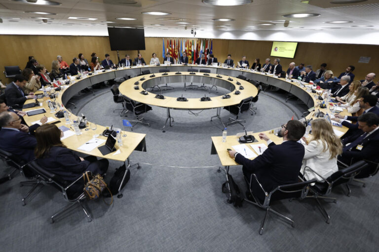 Economía traslada a las autonomías las medidas para hacer frente a los aranceles de EEUU