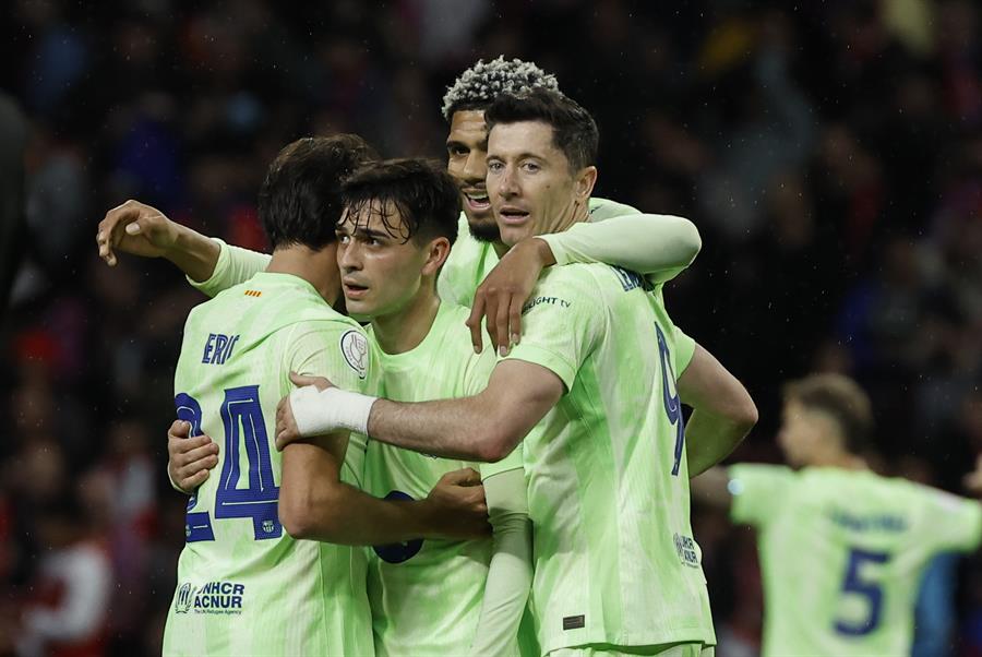 Los jugadores del FC Barcelona celebran su victoria a la finalización del encuentro ante el Atlético de Madrid. Imagen EFE