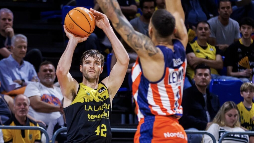 La Laguna Tenerife se enfrentó este sábado al Leyma Coruña en un partido que no se decidió hasta los últimos instantes