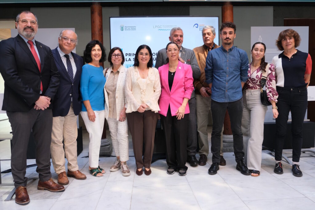 Día de la Salud en Canarias: 1.241 pacientes sufren barreras para acceder al SCS. La alcaldesa, Carolina Darias, y el rector, Lluís Serra, junto al equipo investigador y a profesionales del ámbito de la salud/ Ayuntamiento de Las Palmas de Gran Canaria.