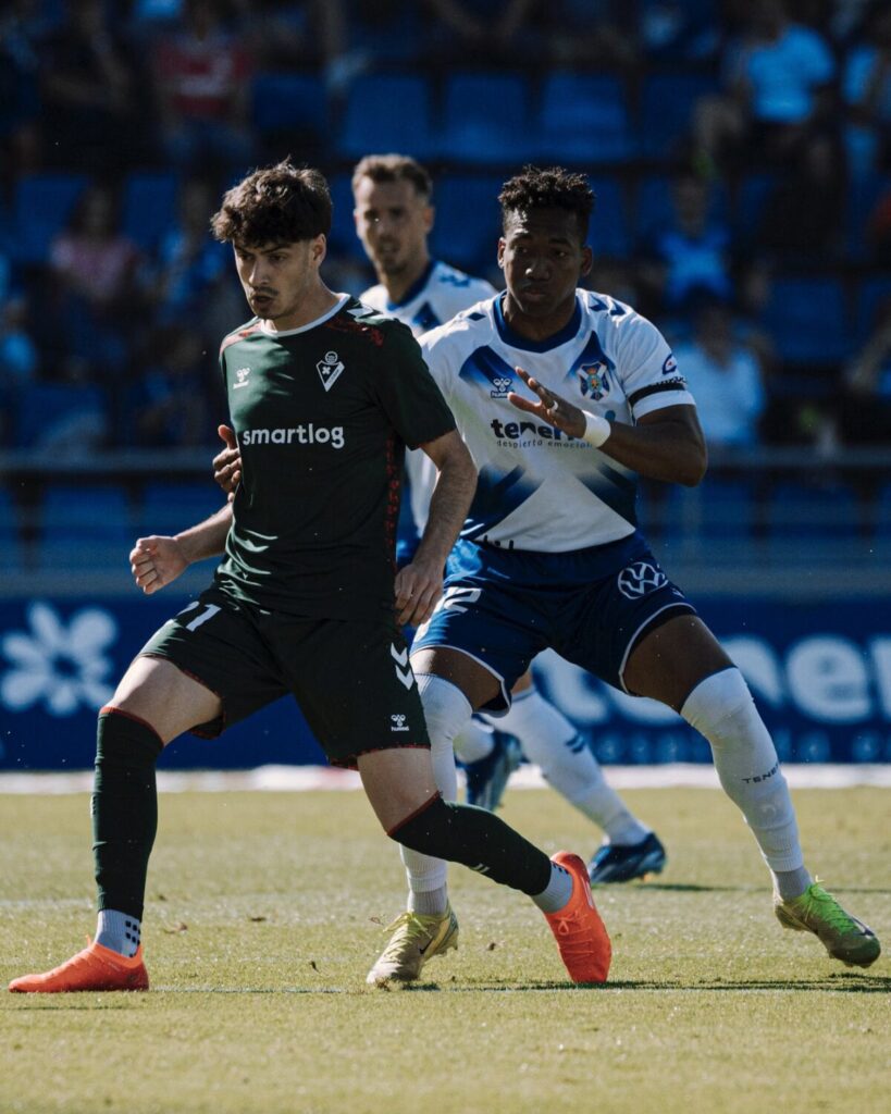 Landázuri, en un lance del partido de este domingo entre el CD Tenerife y el Eibar.