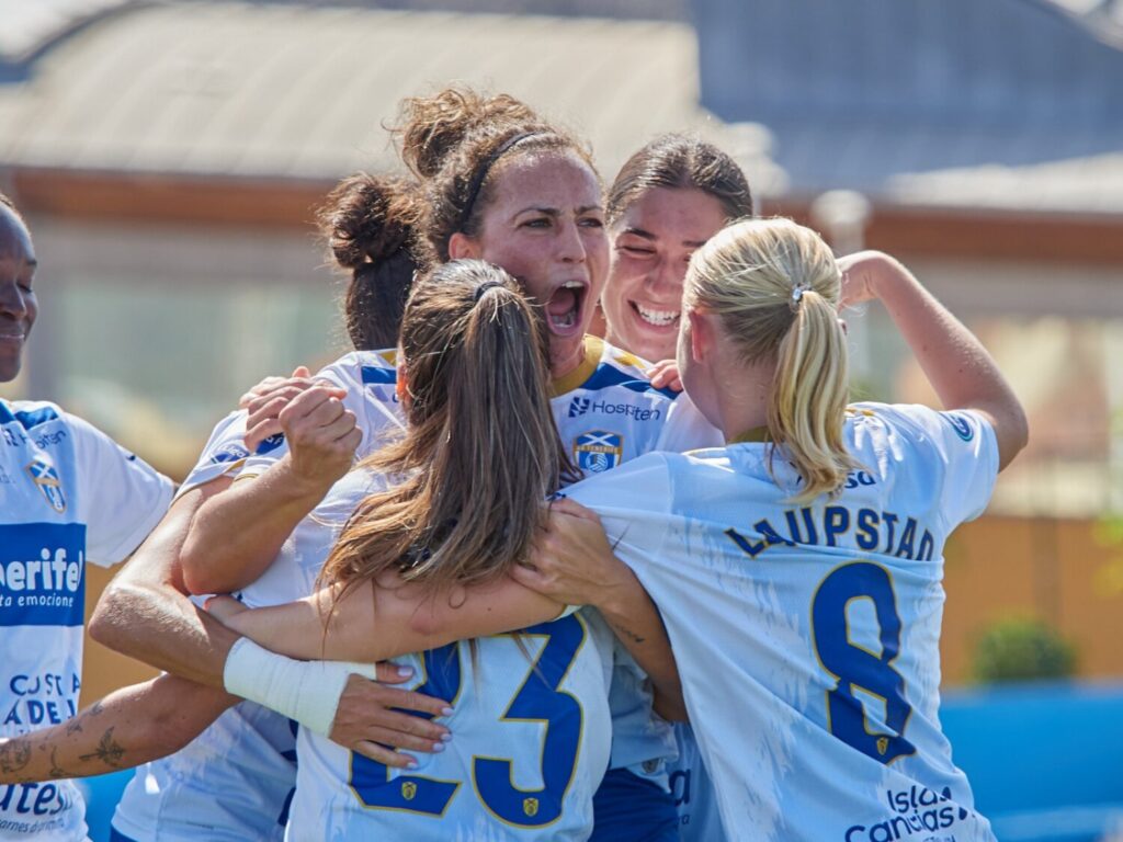 Las jugadoras del Costa Adeje Tenerife celebran el gol de Patri Gavira