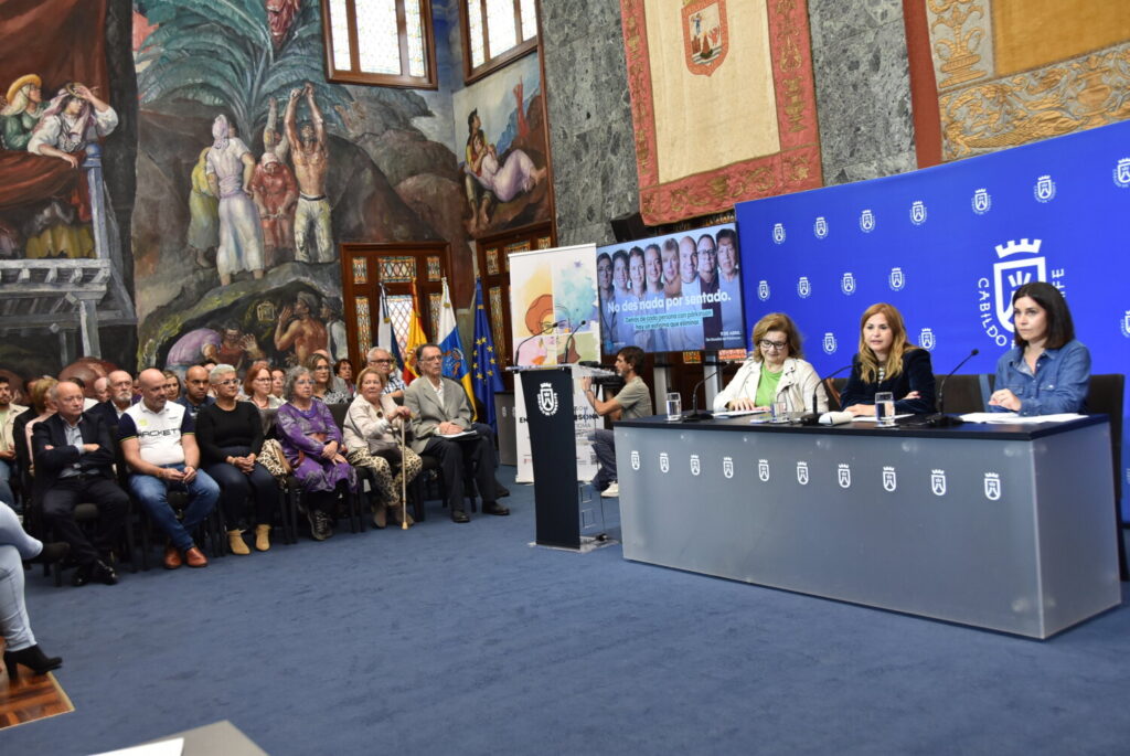 Tenerife conmemora el Día Mundial del Párkinson. Águeda Fumero, junto a Gladys Arteaga, presidenta de Párkinson Tenerife y su directora, Nayra González, durante la lectura del manifiesto por el Día Mundial del Párkinson/ Cabildo de Tenerife.