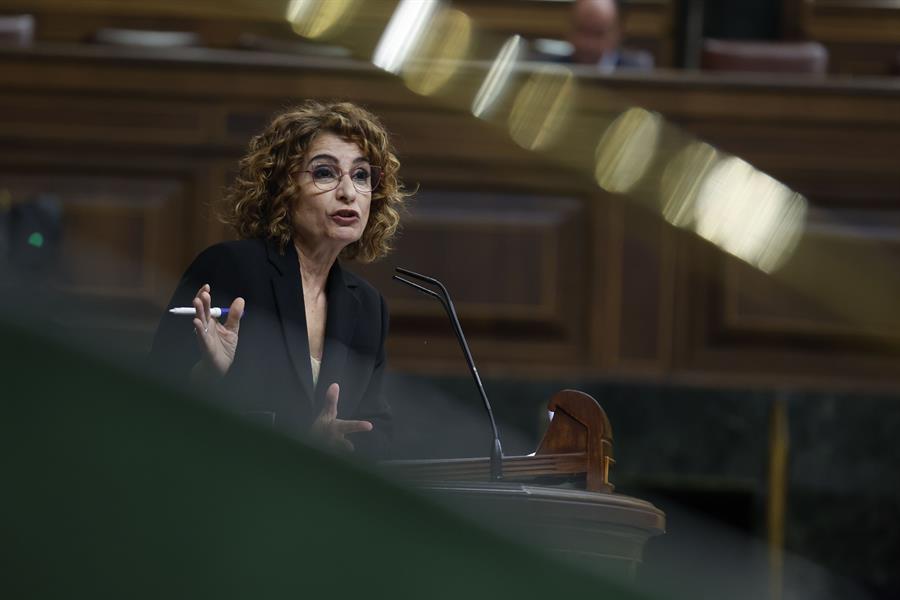 María Jesús Montero en la sesión de control al Gobierno. Imagen EFE