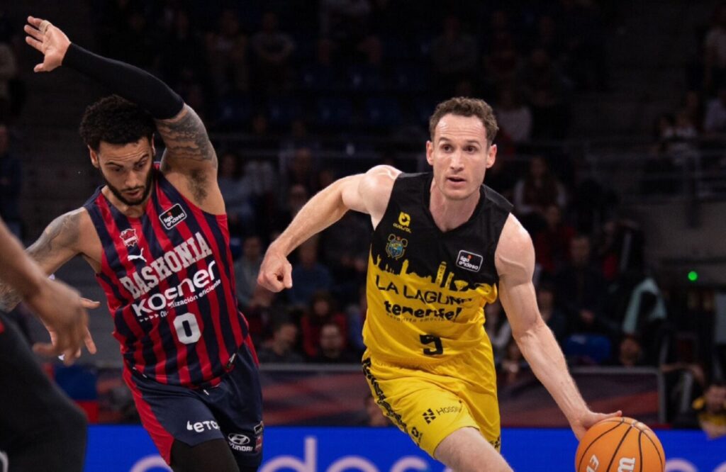 Marcelinho Huertas supera a Markus Howard durante el partido de este domingo entre el Baskonia y La Laguna Tenerife