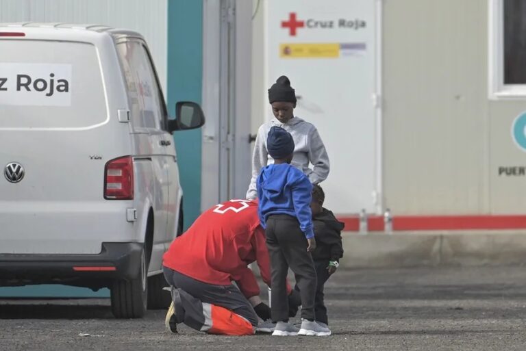 El Gobierno propone regularizar a migrantes con hijos y solicitantes de asilo