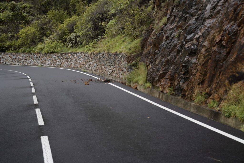 Operativo de mantenimiento y conservación de carreteras de La Gomera actuando en la red viaria insular afectada por desprendimientos/ Cabildo de La Gomera.