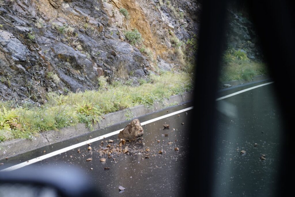 Operativo de mantenimiento y conservación de carreteras de La Gomera actuando en la red viaria insular afectada por desprendimientos/ Cabildo de La Gomera.