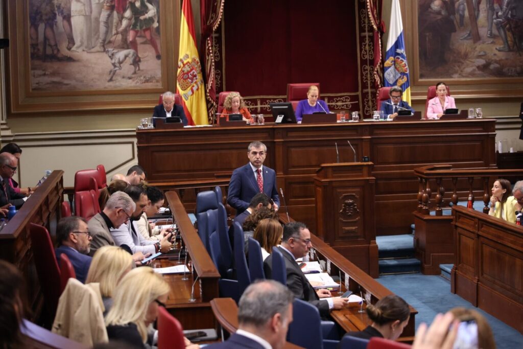 El vicepresidente del Gobierno de Canarias, Manuel Domínguez, en el pleno del Parlamento de Canarias. Imagen @parcan