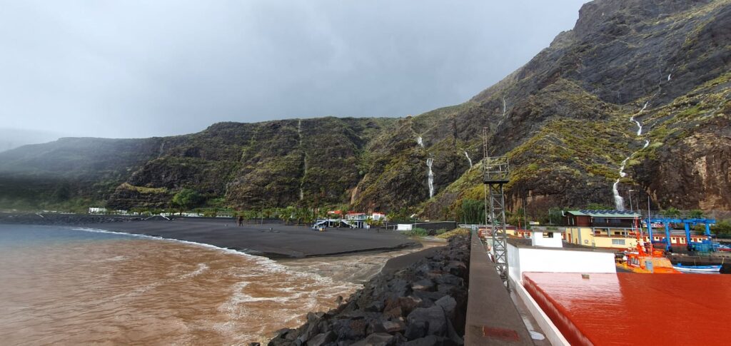 Fotos de la Borrasca Nuria en su paso por Canarias. Playa de Bajamar, en Santa Cruz de La Palma, con cascadas en el Risco de La Concepción y cercanías/ BenahoareMeteo