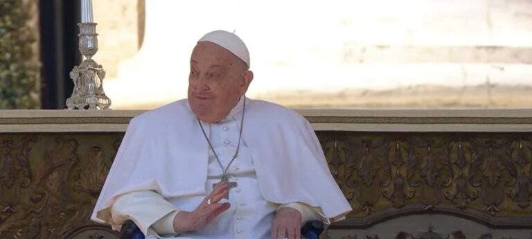 El Papa reaparece en público en la Plaza de San Pedro