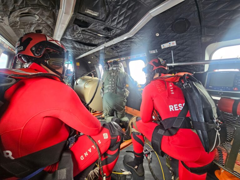 El Ejército del Aire evacúa a un tripulante del barco ARC Integrity