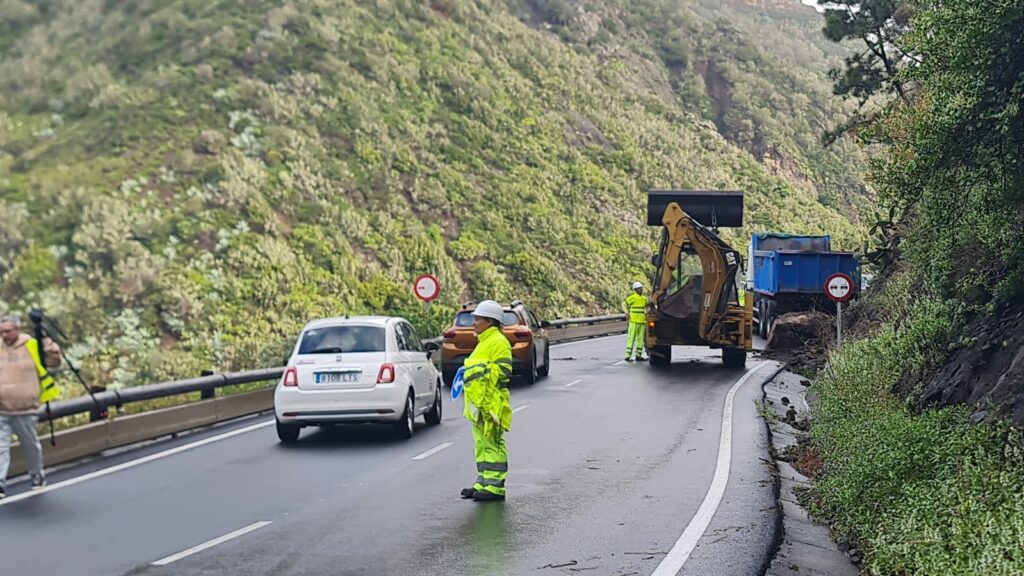 Galería de imágenes de la borrasca Olivier. Retirada de una piedra en la GM1, en La Gomera. Imagen cedida.