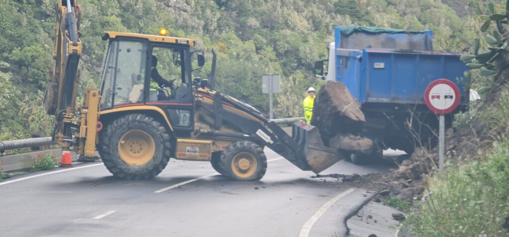 Galería de imágenes de la borrasca Olivier. Retirada de una piedra en la GM1, en La Gomera. Imagen cedida.