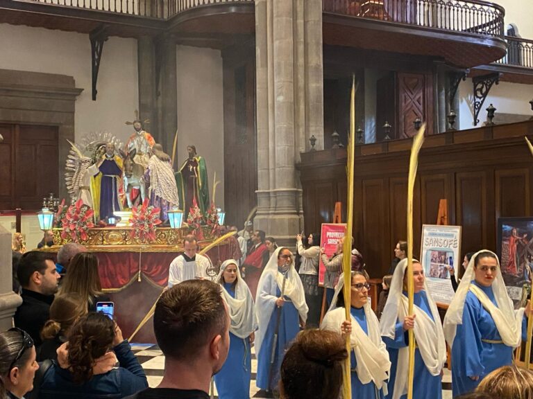 Pasos, cofrades y penitentes salen a las calles de La Laguna por Semana Santa
