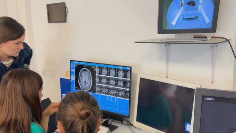 El Hospital de La Candelaria presenta una nueva técnica para el tratamiento del temblor esencial