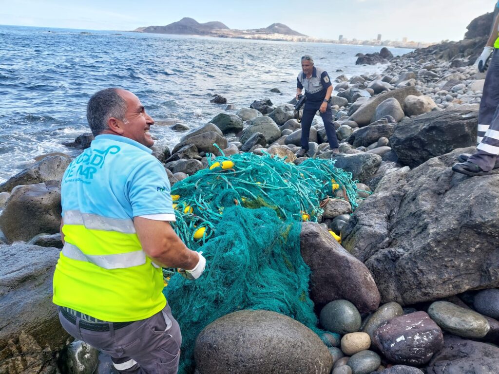 Hallan tortugas y chuchos enredados en una red fantasma en la costa de Gran Canaria