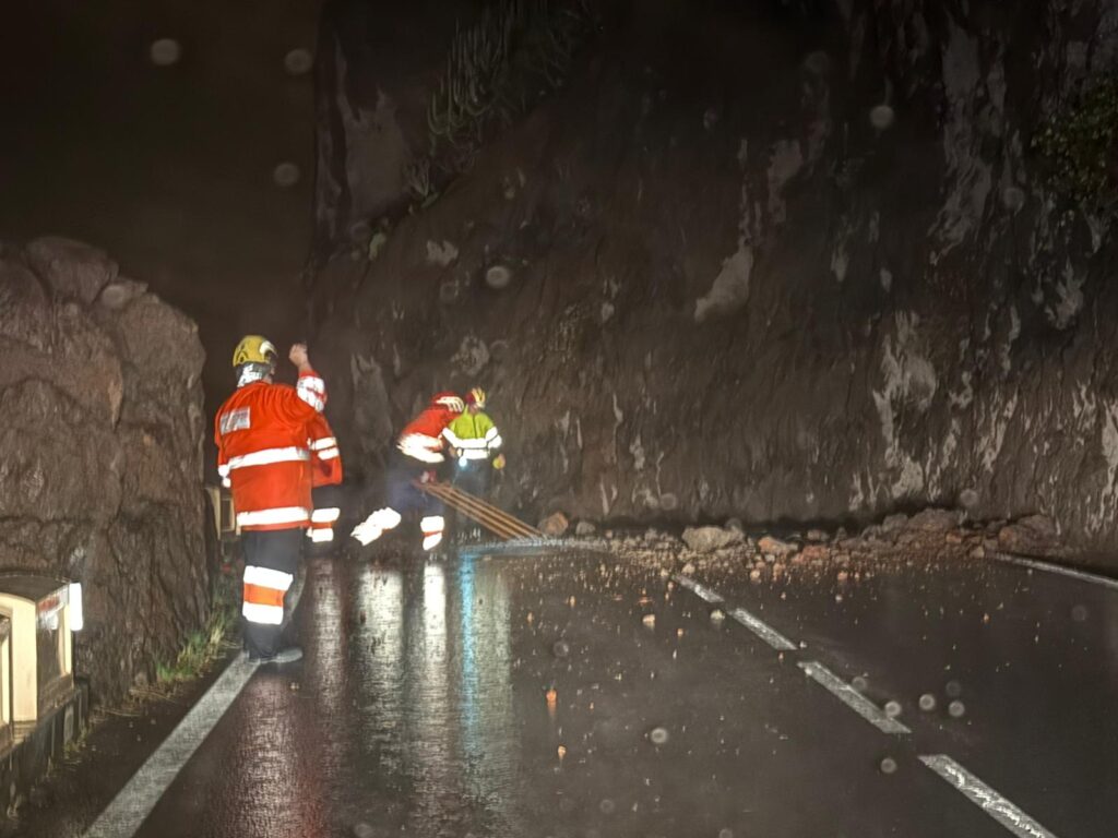 Trabajos en las carreteras de Tenerife por los desprendimientos/ CECOPAL Tenerife.