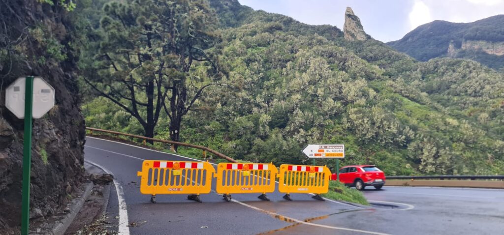 Galería de imágenes de la borrasca Olivier. Via de acceso al Rejo cortada por desprendimientos en La Gomera/ RTVC Sergio Duque-Mónica Darias.
