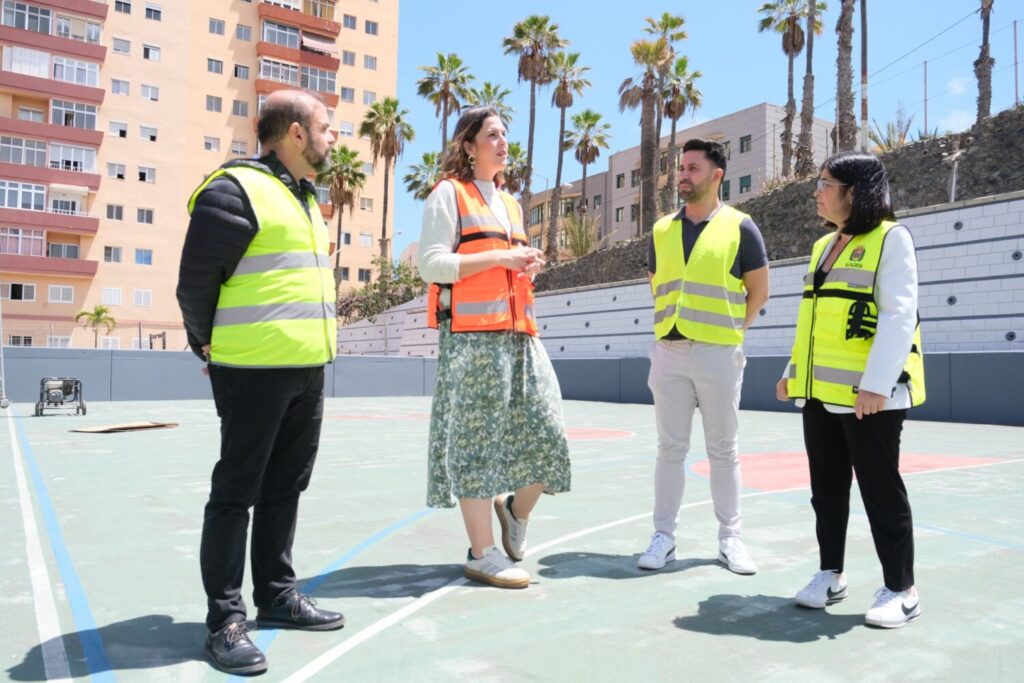 Visita de la alcaldesa, Carolina Darias, a los trabajos de renovación de la pista Juan del Río Ayala en Madera y Corcho/ Ayuntamiento de Las Palmas de Gran Canaria.