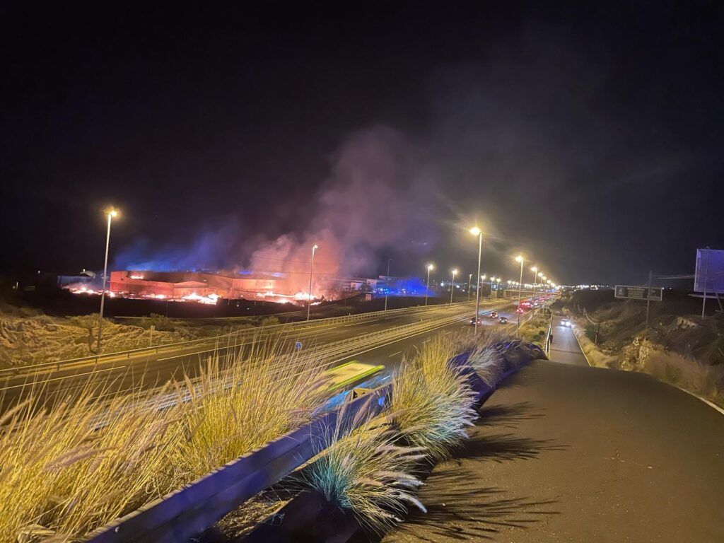 Última hora del incendio en una nave de palets en el Polígono Industrial del Valle de Güímar. RTVC.