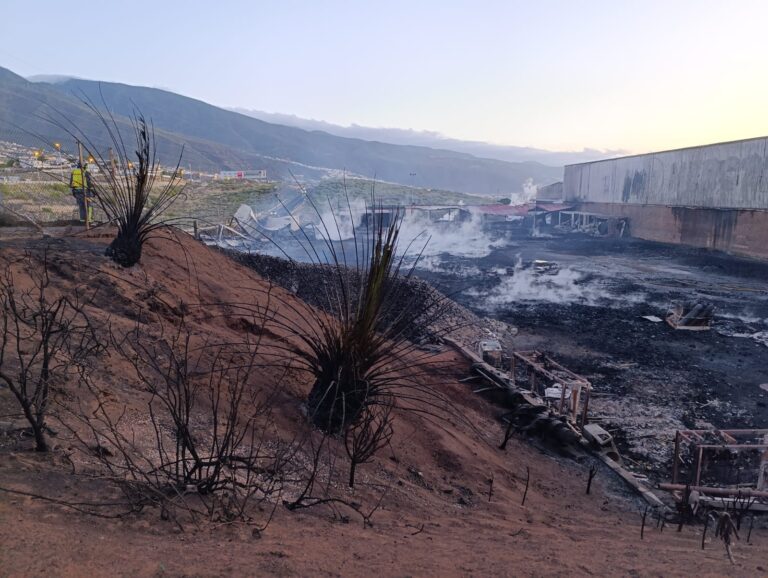 El incendio en una nave del polígono de Güímar está controlado