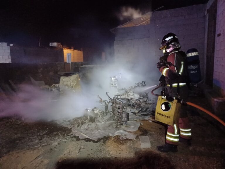El fuego calcina una vivienda ocupada en Playa Blanca, en Lanzarote