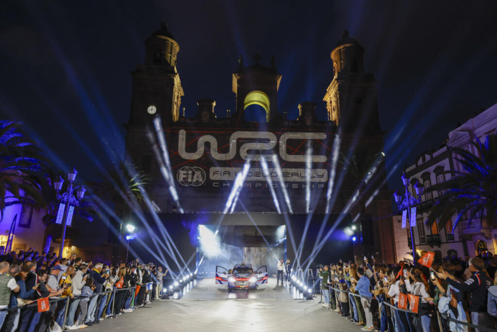 LAS PALMAS DE GRAN CANARIA, 24/04/2025.- Ceremonia de salida este jueves en la plaza de Santa Ana de Las Palmas de Gran Canaria del Rally Islas Canarias, que se estrena en su 49 edición como Rally de España en el calendario del Campeonato del Mundo. EFE/ Elvira Urquijo A.