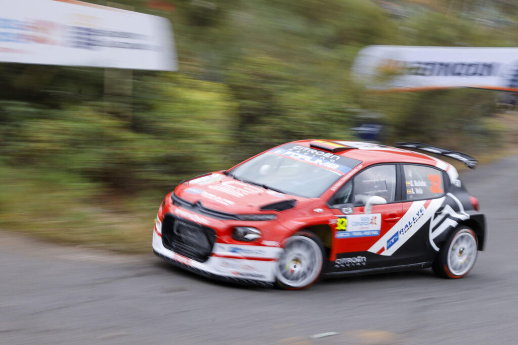 VALSEQUILLO (GRAN CANARIA), 25/04/2025.- Los pilotos Diego Ruiloba y Angel Vela, del equipo Ruiloba, durante el primer tramo Valsequillo-Telde del Rally Islas Canarias, que se estrena en el Campeonato del Mundo como Rally de España. EFE/Elvira Urquijo A.