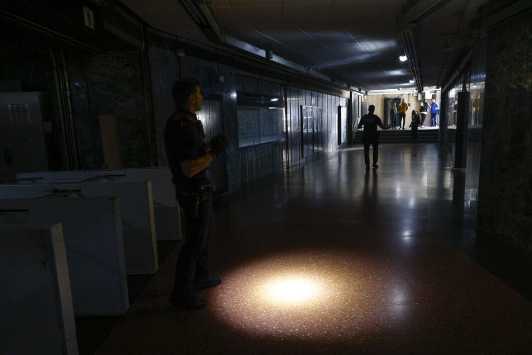 Fotografía durante el apagón en Barcelona. EFE/ Quique Garcia