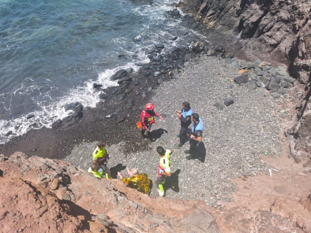 Momento del rescate del bañista en una zona de complicado acceso en Lanzarote / Consorcio Seguridad y Emergencias de Lanzarote