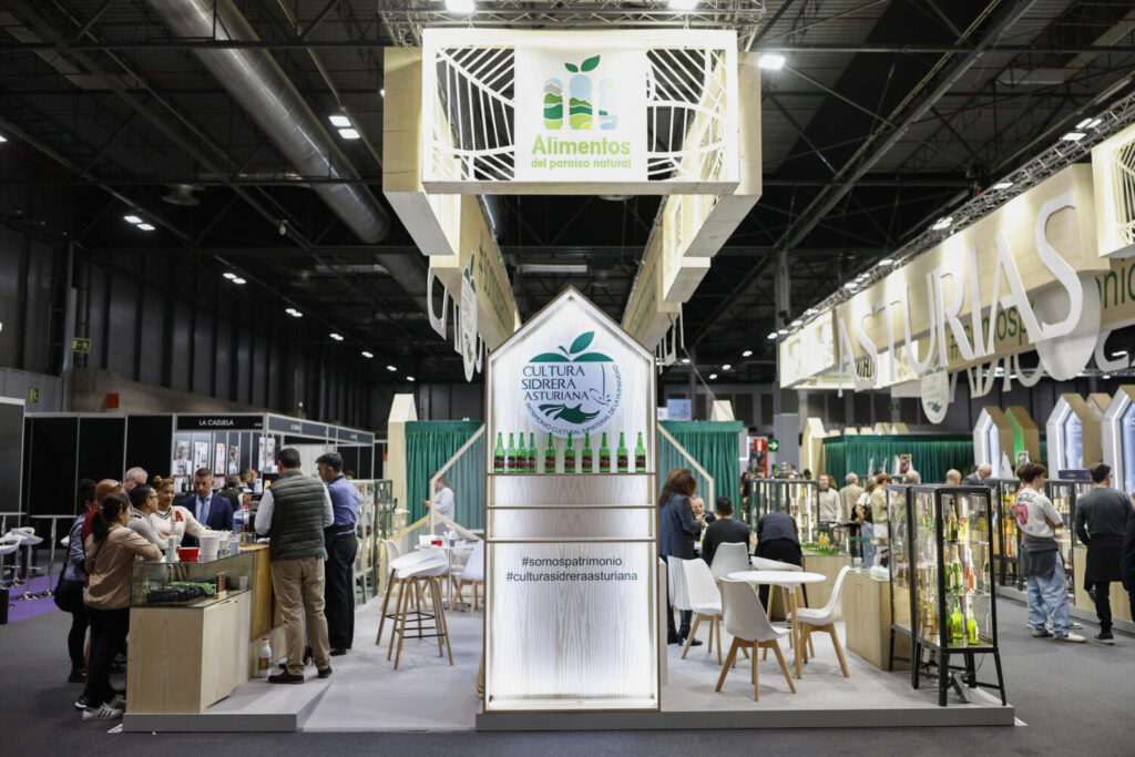 Josué Falcón, el mejor cortador de Jamón de España. MADRID, 08/04/2025.- Segunda jornada de la feria gastronómica Salón Gourmets que se celebra en el recito ferial de IFEMA. EFE/Rodrigo Jiménez