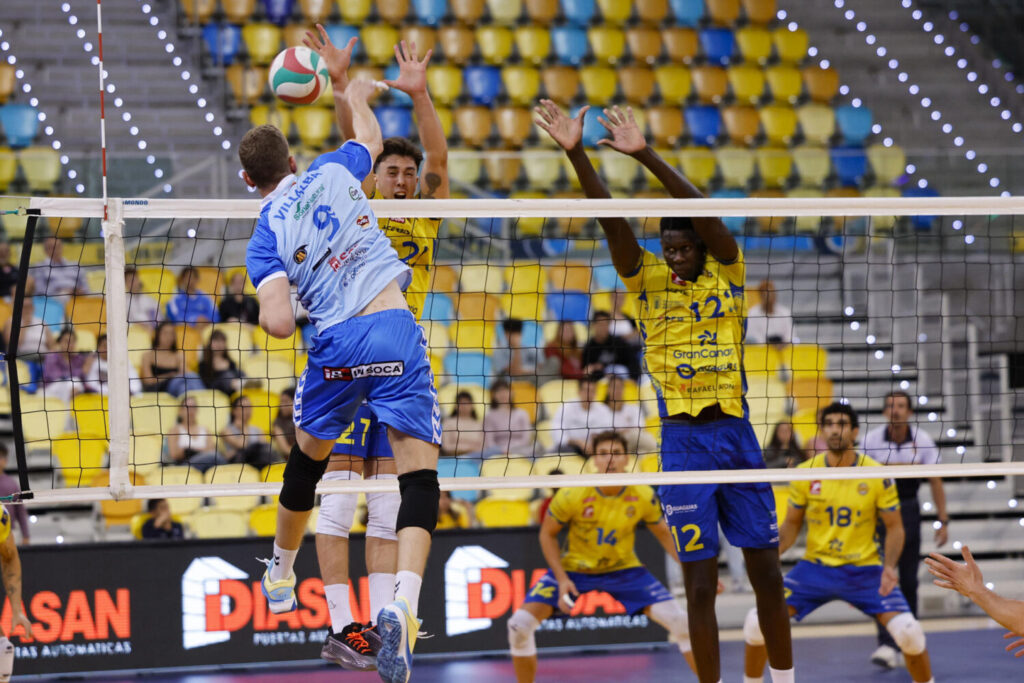 GRAFCAN8382. LAS PALMAS DE GRAN CANARIA, 25/04/2025.- El jugador de Grupo Herce soria Villalba (i) y los jugadores del CV Guaguas Jean Diedhiou (d) y Trinidad (c), durante el primer partido de la final de la Superliga de voleibol (al mejor de cinco) disputado este viernes en el Gran Canaria Arena en Las Palmas de Gran Canaria. EFE/ Elvira Urquijo A.