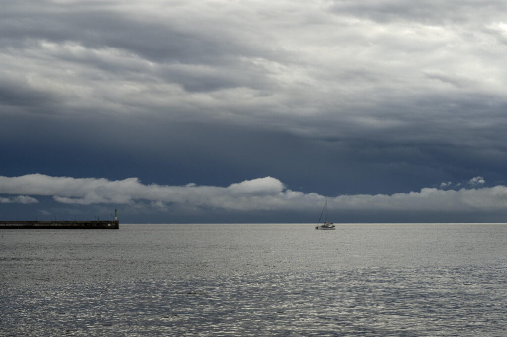 La borrasca 'Olivier' ha dejado lluvias fuertes en toda la isla de Lanzarote. En la imagen dos personas pasean por Arrecife. EFE/Adriel Perdomo