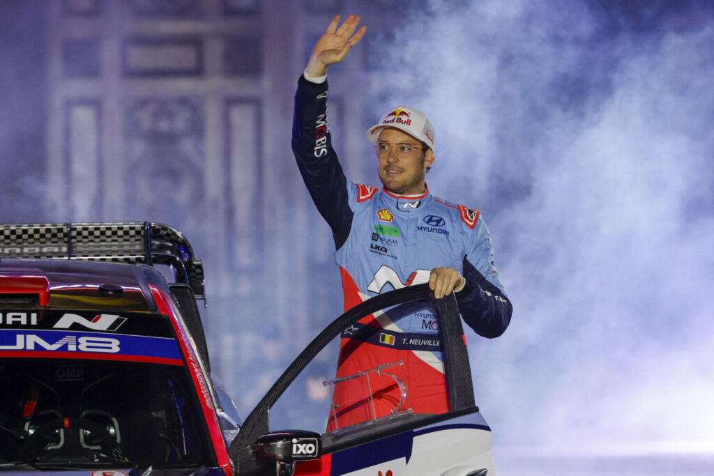 GRAFCAN8204. LAS PALMAS DE GRAN CANARIA, 24/04/2025.- El piloto Thierry Neuville, del equipo Hyundai Shell Mobis WRT, saluda a los aficionados durante la ceremonia de salida este miércoles en la plaza de Santa Ana de Las Palmas de Gran Canaria del Rally Islas Canarias, que se estrena en su 49 edición como Rally de España en el calendario del Campeonato del Mundo. EFE/ Elvira Urquijo A.